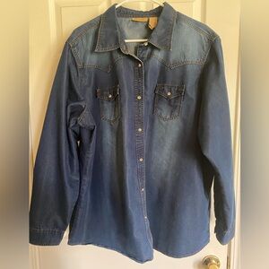 Wrangler denim shirt. Size 3x (Fits like 2x). Snap enclosures. NWOT.